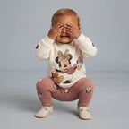 Bebé con conjunto EmpiBy de sudadera marfil con Minnie y Daisy y legging acanalado terracota con estampado