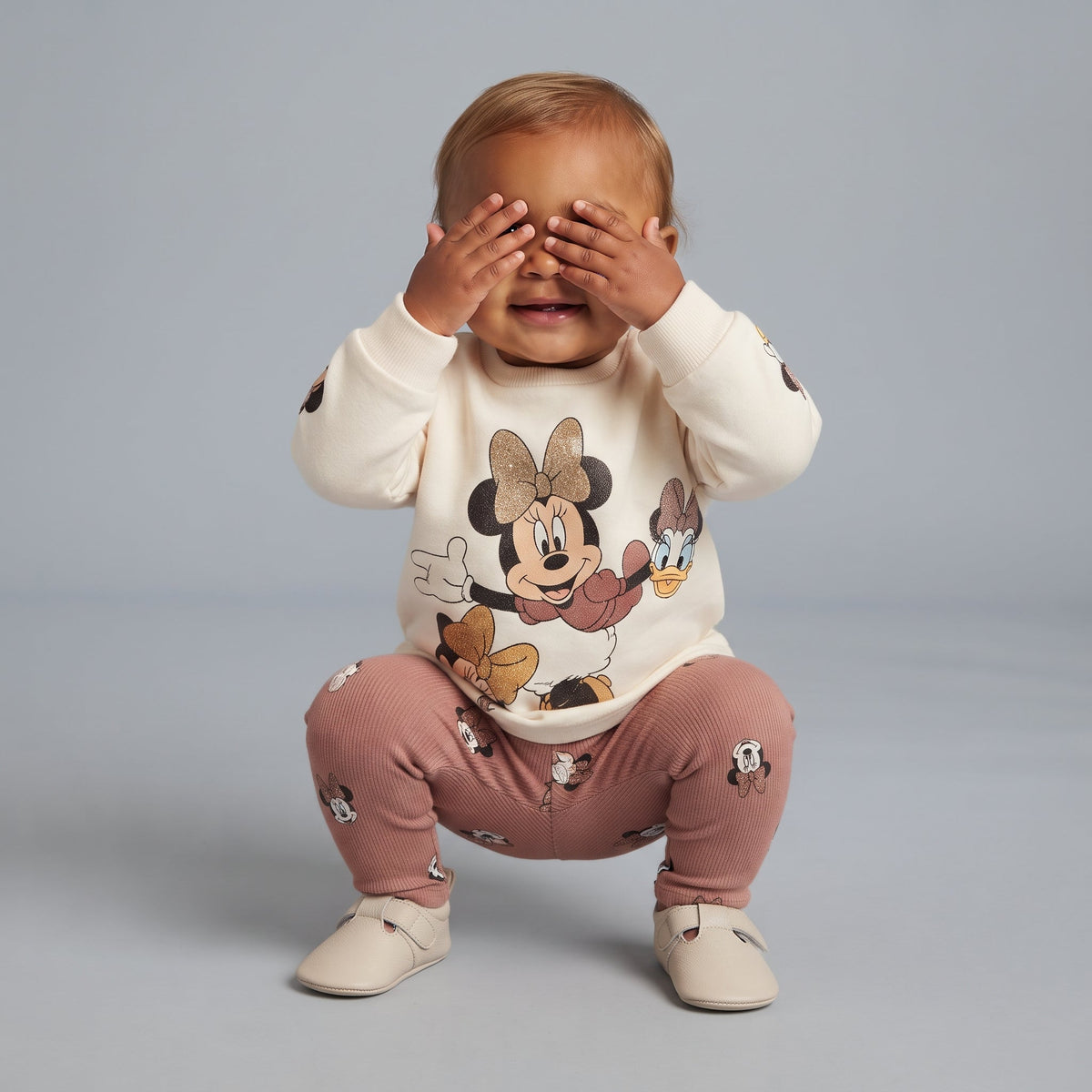 Bebé con conjunto EmpiBy de sudadera marfil con Minnie y Daisy y legging acanalado terracota con estampado