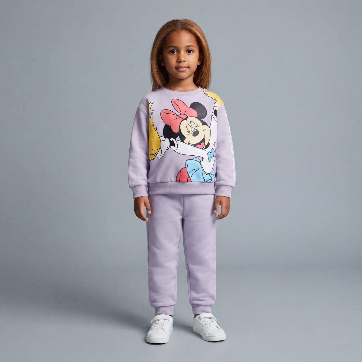 Niña vistiendo conjunto EmpiBy de dos piezas lila con estampado de Minnie Mouse en sudadera y pantalón jogger