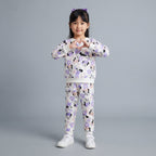 Niña vistiendo conjunto EmpiBy de dos piezas con estampado de Minnie Mouse y flores lilas sobre fondo claro