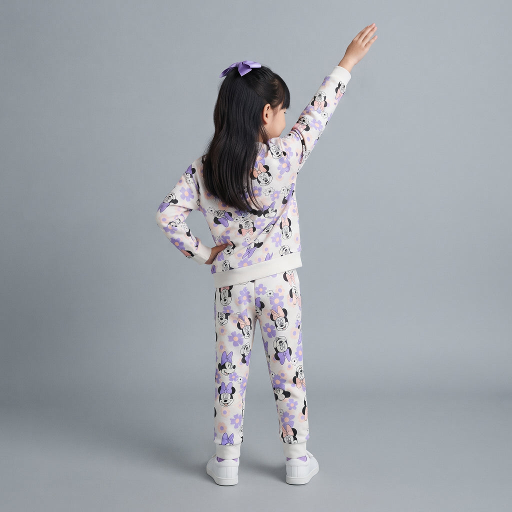 Niña de espaldas vistiendo conjunto EmpiBy de dos piezas con estampado de Minnie Mouse y flores en tonos lila