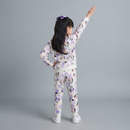 Niña de espaldas vistiendo conjunto EmpiBy de dos piezas con estampado de Minnie Mouse y flores en tonos lila