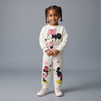 Niña vistiendo conjunto EmpiBy de dos piezas color marfil con estampado de Minnie Mouse y corazones