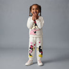 Niña sonriente vistiendo conjunto EmpiBy de dos piezas color marfil con estampado de Minnie Mouse y corazones