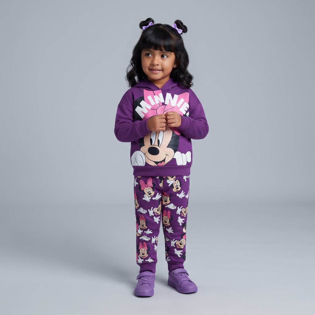 Niña vistiendo conjunto EmpiBy de sudadera morada con capucha de Minnie Mouse y pantalón jogger estampado a juego