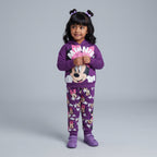 Niña vistiendo conjunto EmpiBy de sudadera morada con capucha de Minnie Mouse y pantalón jogger estampado a juego