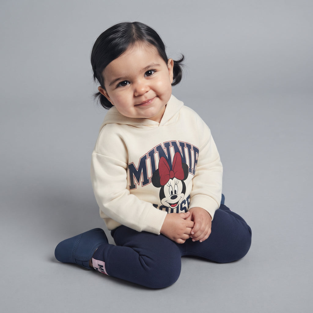 Bebé niña con conjunto EmpiBy de sudadera crema con estampado de Minnie Mouse y pantalón jogger azul marino