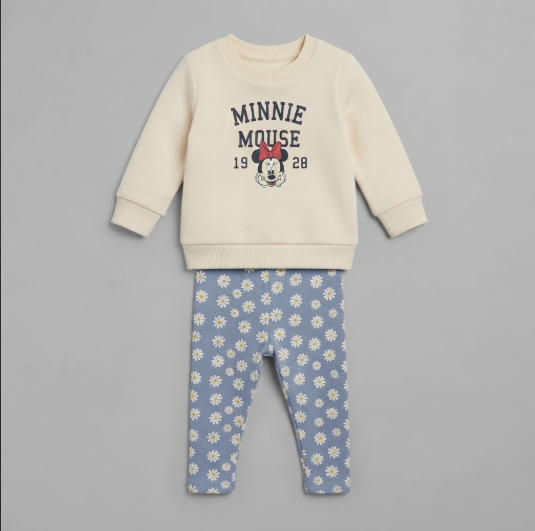 Conjunto EmpiBy de dos piezas para bebé niña con sudadera beige de Minnie Mouse y pantalón azul con estampado floral.