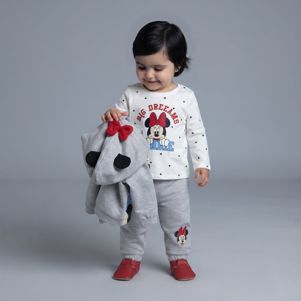 Niña pequeña vistiendo conjunto EmpiBy de Minnie Mouse con camiseta blanca, pantalón gris y chaqueta con orejas