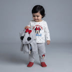 Niña pequeña vistiendo conjunto EmpiBy de Minnie Mouse con camiseta blanca, pantalón gris y chaqueta con orejas