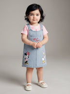 Bebé niña vistiendo conjunto EmpiBy de jardinera de mezclilla con Minnie Mouse y camiseta rosa de manga corta.