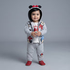 Bebé con conjunto EmpiBy de 3 piezas Minnie Mouse: chaqueta gris con orejas, camiseta blanca y pantalón jogger gris.
