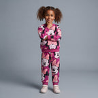 Niña vistiendo conjunto EmpiBy de dos piezas fucsia con estampado integral de Minnie Mouse y lazos rosas