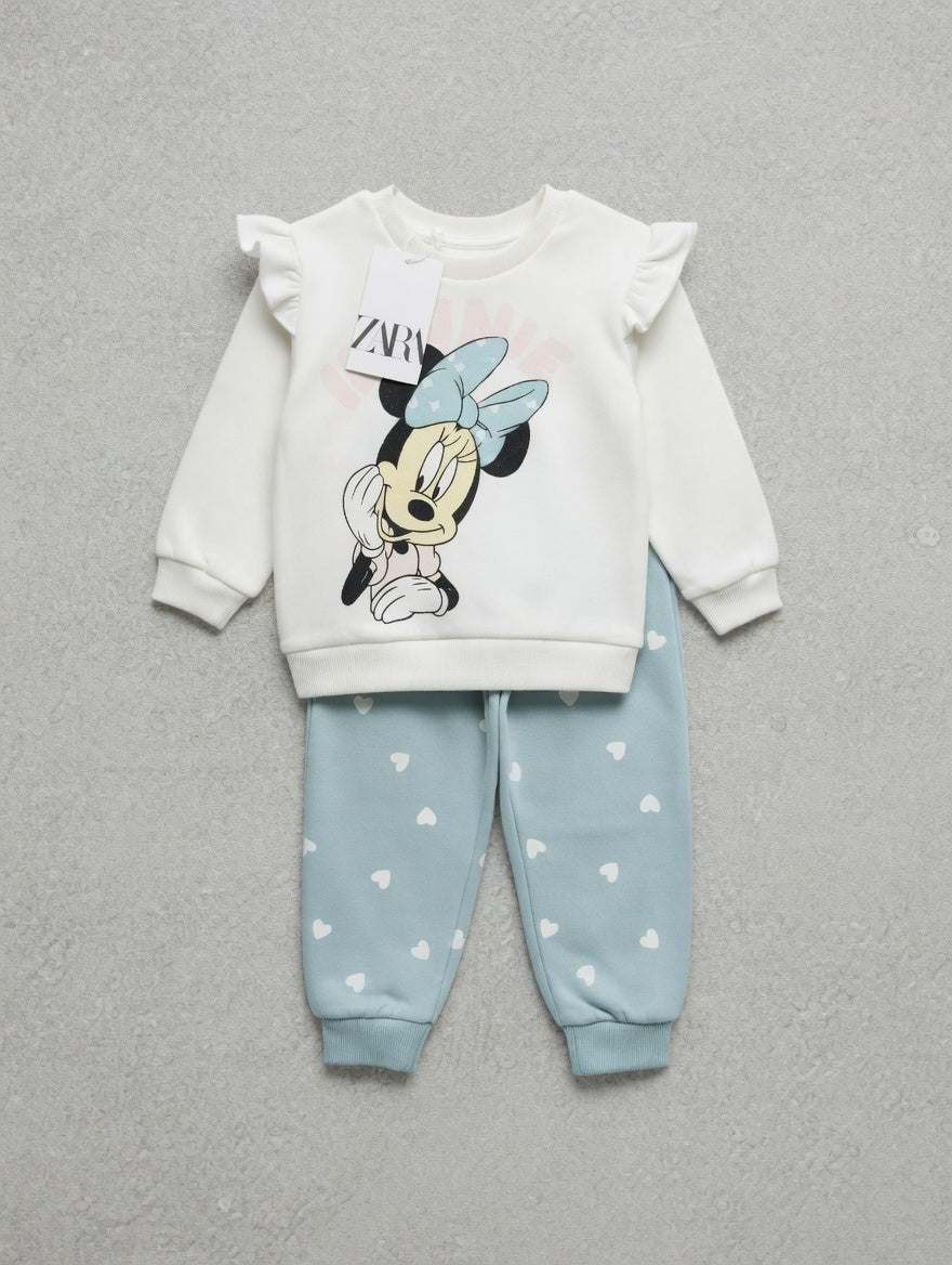 Conjunto EmpiBy de sudadera blanca con volantes y Minnie Mouse junto a pantalón jogger menta con corazones blancos