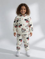 Niña sonriente vistiendo conjunto EmpiBy de sudadera y pantalón con estampado de Minnie Mouse, lunares y lazos.