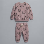 Conjunto EmpiBy de dos piezas para niña en color malva con estampado integral de Minnie Mouse y pantalón jogger.