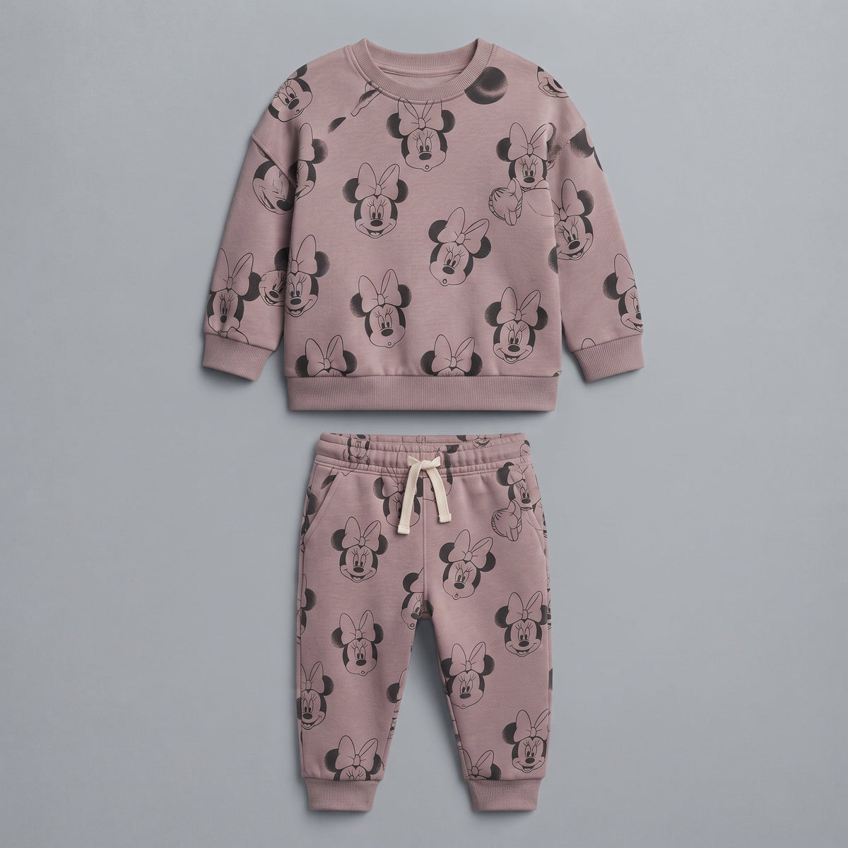 Conjunto EmpiBy de dos piezas para niña en color malva con estampado integral de Minnie Mouse y pantalón jogger.