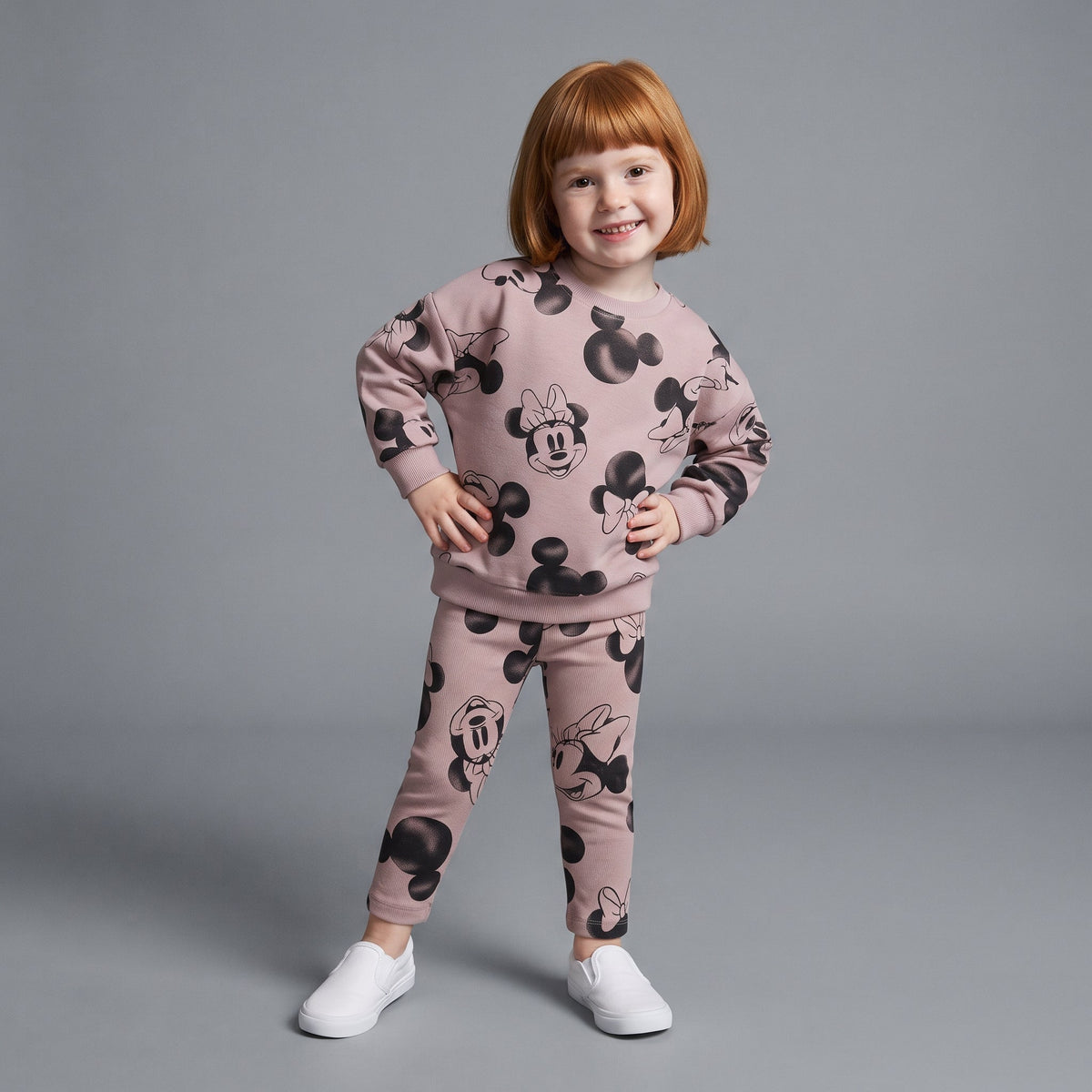 Niña vistiendo conjunto EmpiBy de dos piezas en color malva con estampado de Minnie Mouse y zapatillas blancas