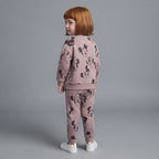 Niña vistiendo conjunto EmpiBy de dos piezas color malva con estampado de Minnie Mouse y ajuste cómodo