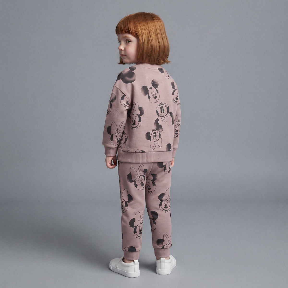 Niña vistiendo conjunto EmpiBy de dos piezas color malva con estampado de Minnie Mouse y ajuste cómodo