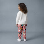 Niña vistiendo conjunto EmpiBy de sudadera blanca y pantalón jogger rosa con estampado de Minnie Mouse y corazones