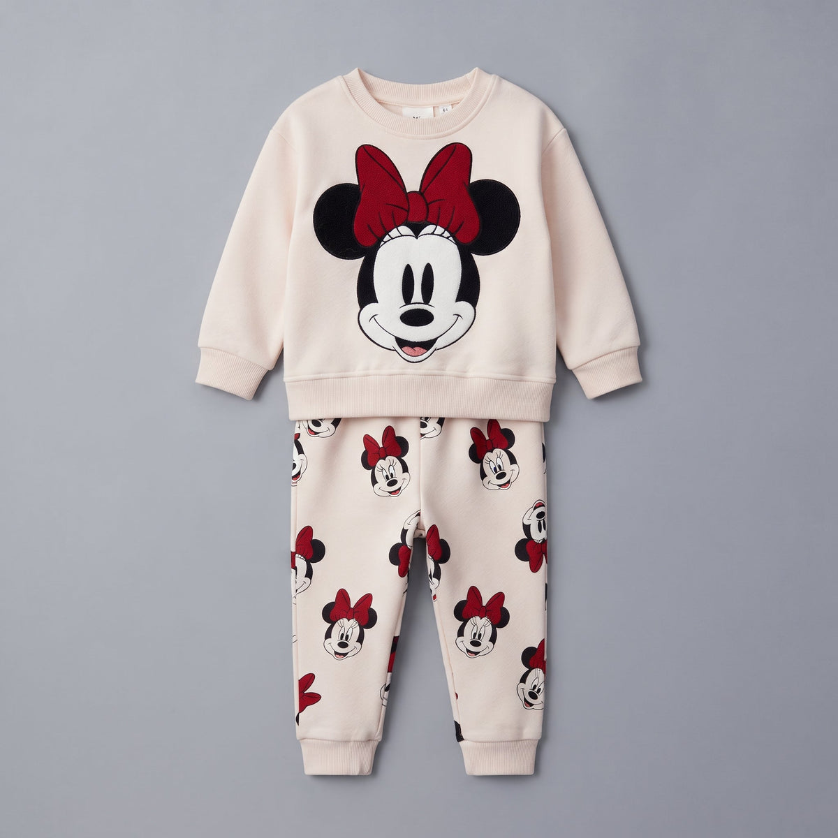 Conjunto EmpiBy de dos piezas para niña con sudadera blanca y jogger estampado de Minnie Mouse en tonos rojos