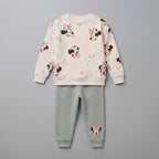 Conjunto EmpiBy de dos piezas para niña con sudadera blanca estampada de Minnie Mouse y pantalón jogger gris.