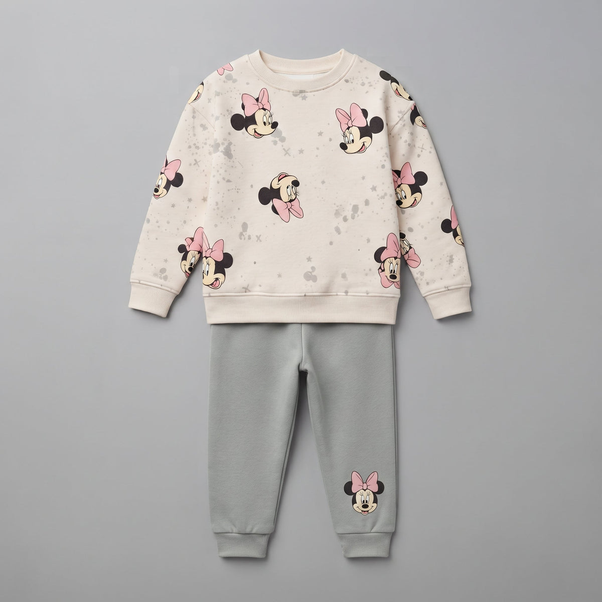 Conjunto EmpiBy de dos piezas para niña con sudadera blanca estampada de Minnie Mouse y pantalón jogger gris.