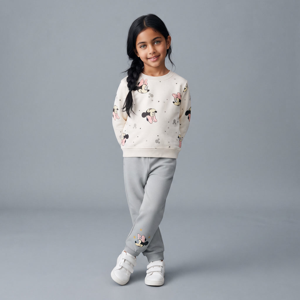 Niña vistiendo conjunto EmpiBy de dos piezas con sudadera blanca estampada de Minnie Mouse y pantalón jogger gris