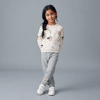 Niña vistiendo conjunto EmpiBy de dos piezas con sudadera blanca estampada de Minnie Mouse y pantalón jogger gris
