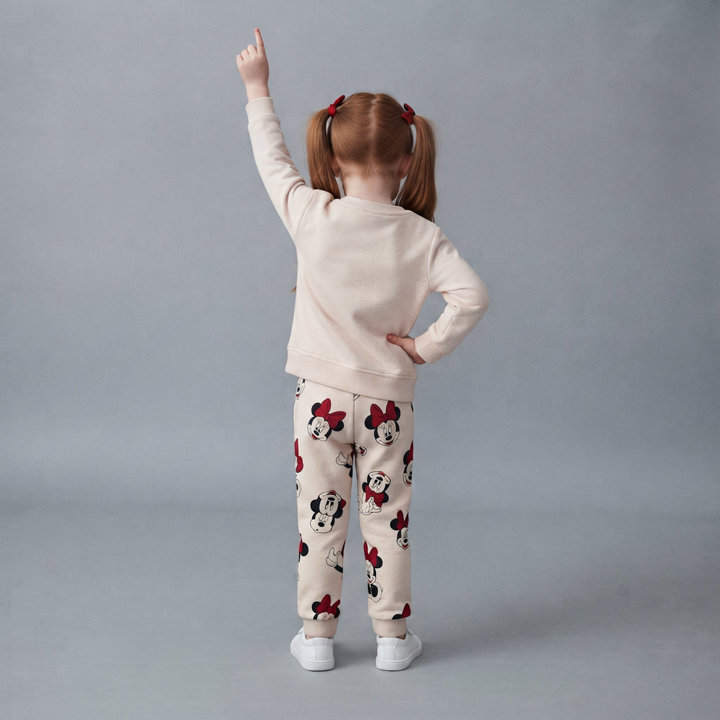 Niña de espaldas vistiendo conjunto EmpiBy de dos piezas con estampado de Minnie Mouse en tonos blanco y rojo