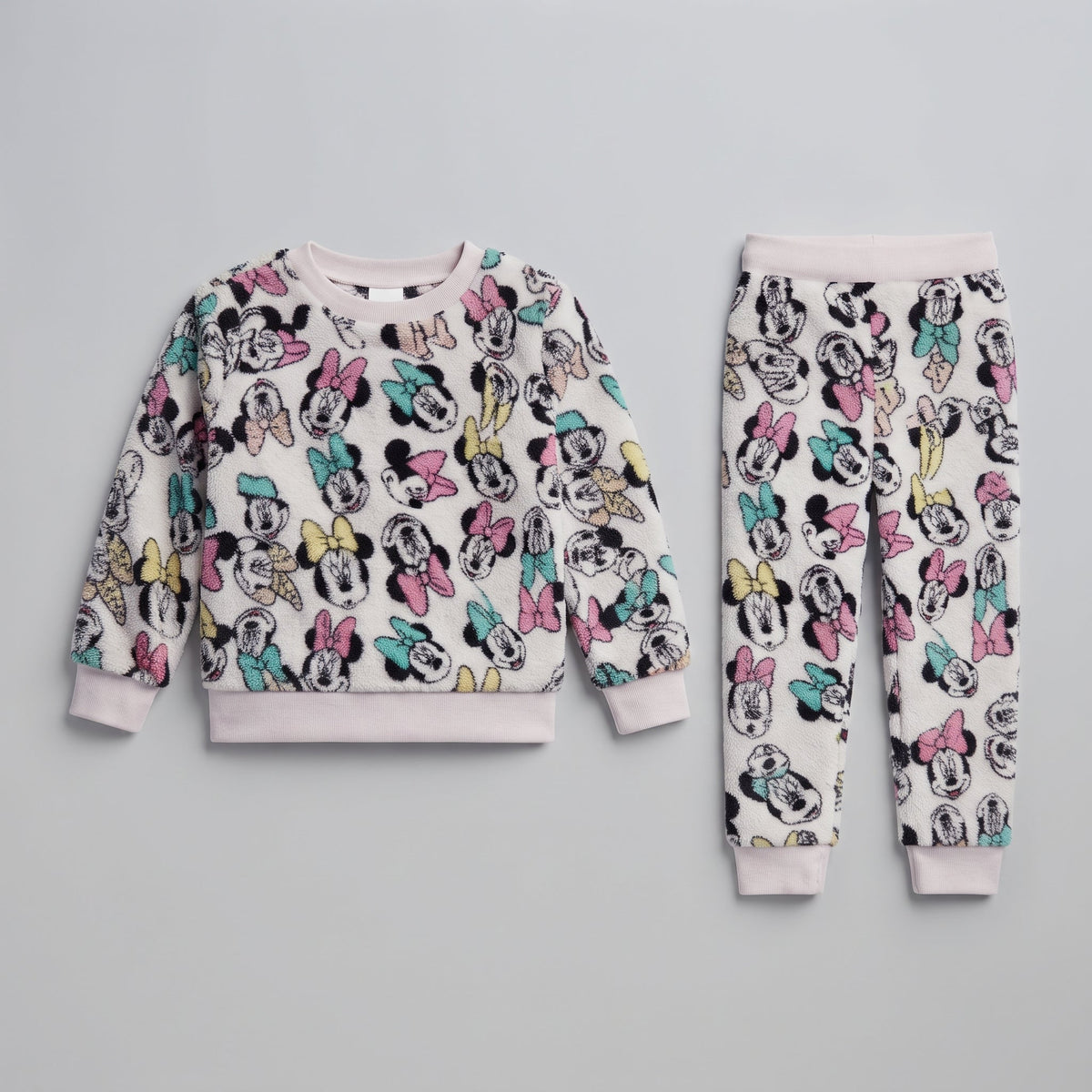 Conjunto EmpiBy de dos piezas para niña con estampado de Minnie Mouse en tela suave tipo peluche color blanco.