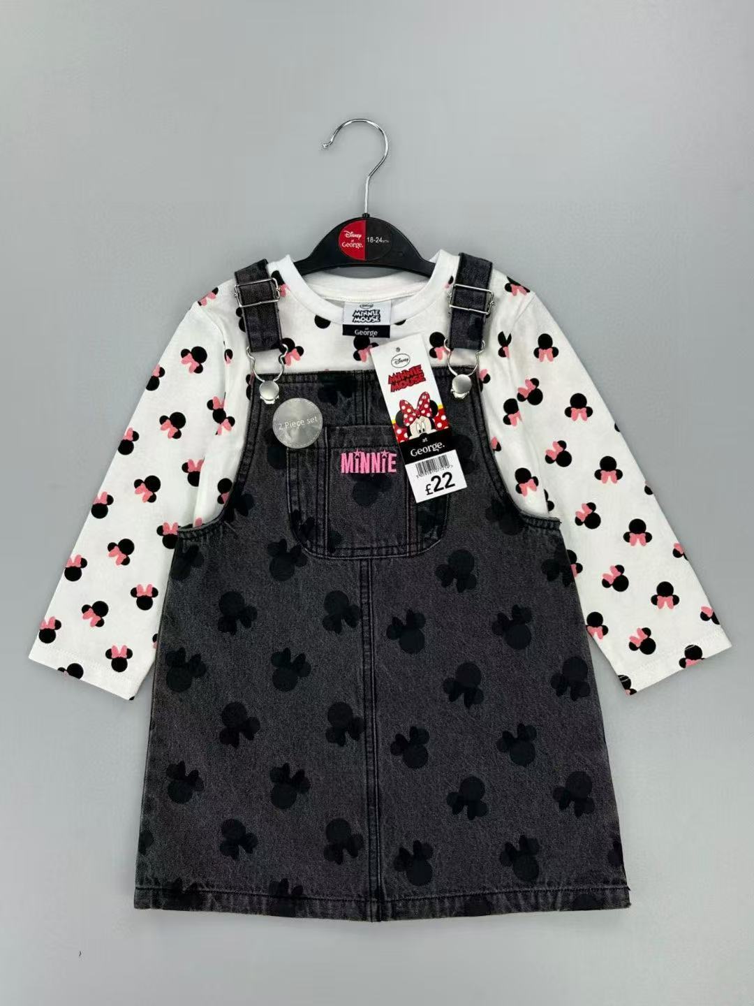 Conjunto EmpiBy de dos piezas con peto negro de Minnie Mouse y camiseta blanca de manga larga con lazos estampados.