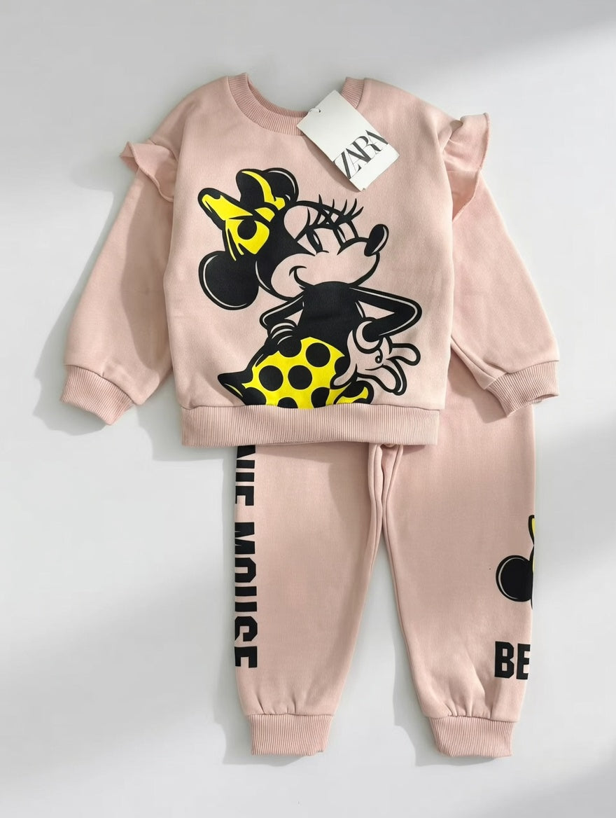 Conjunto EmpiBy de sudadera y pantalón rosa con estampado de Minnie Mouse, volantes en hombros y detalles en amarillo