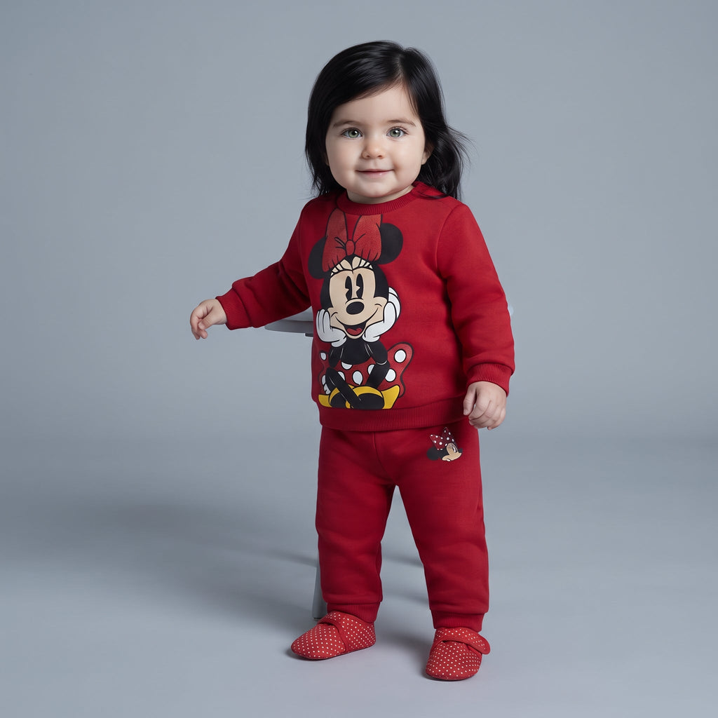 Bebé con conjunto EmpiBy de dos piezas rojo de Minnie Mouse, sudadera con estampado y pantalón jogger a juego