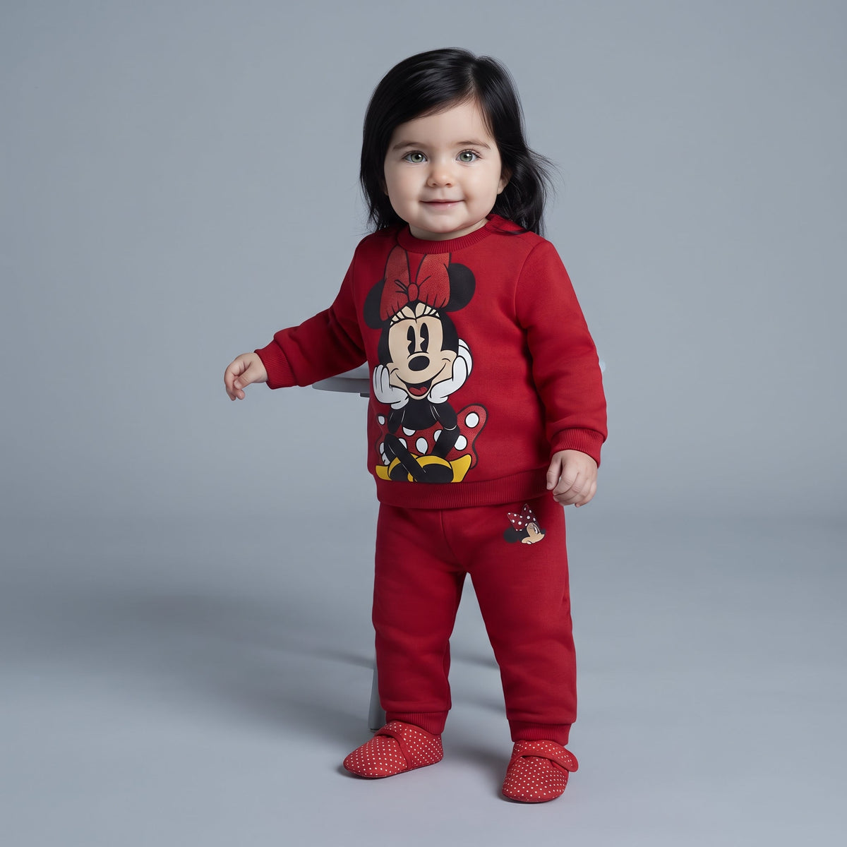Bebé con conjunto EmpiBy de dos piezas rojo de Minnie Mouse, sudadera con estampado y pantalón jogger a juego