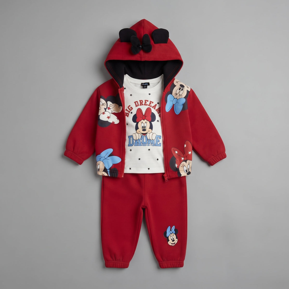 Conjunto EmpiBy de 3 piezas para niña con sudadera roja de Minnie Mouse, camiseta blanca y pantalón jogger a juego.