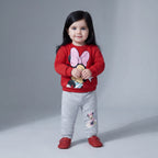 Niña pequeña vistiendo conjunto EmpiBy de sudadera roja con Minnie Mouse y pantalón jogger gris melange