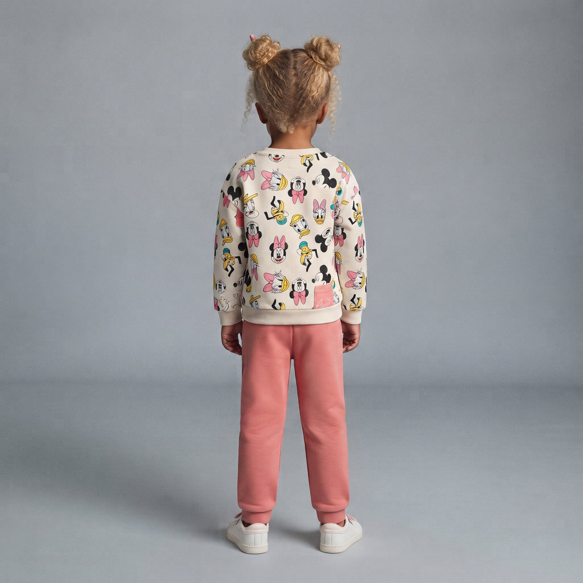Conjunto EmpiBy de dos piezas para niña con sudadera estampada de Minnie Mouse y pantalón jogger rosa salmón