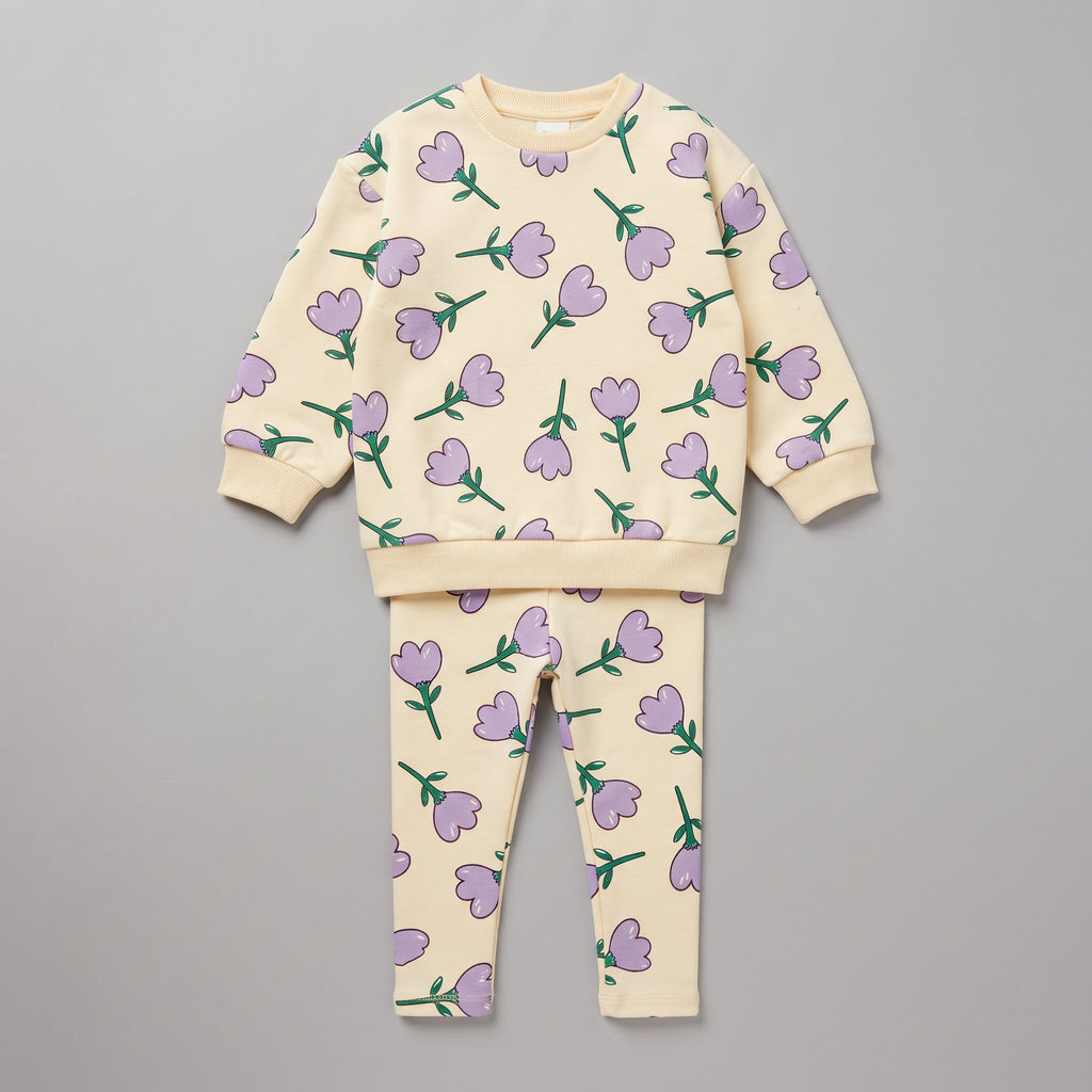 Conjunto EmpiBy de dos piezas para niña con estampado de tulipanes morados sobre fondo crema, sudadera y legging.