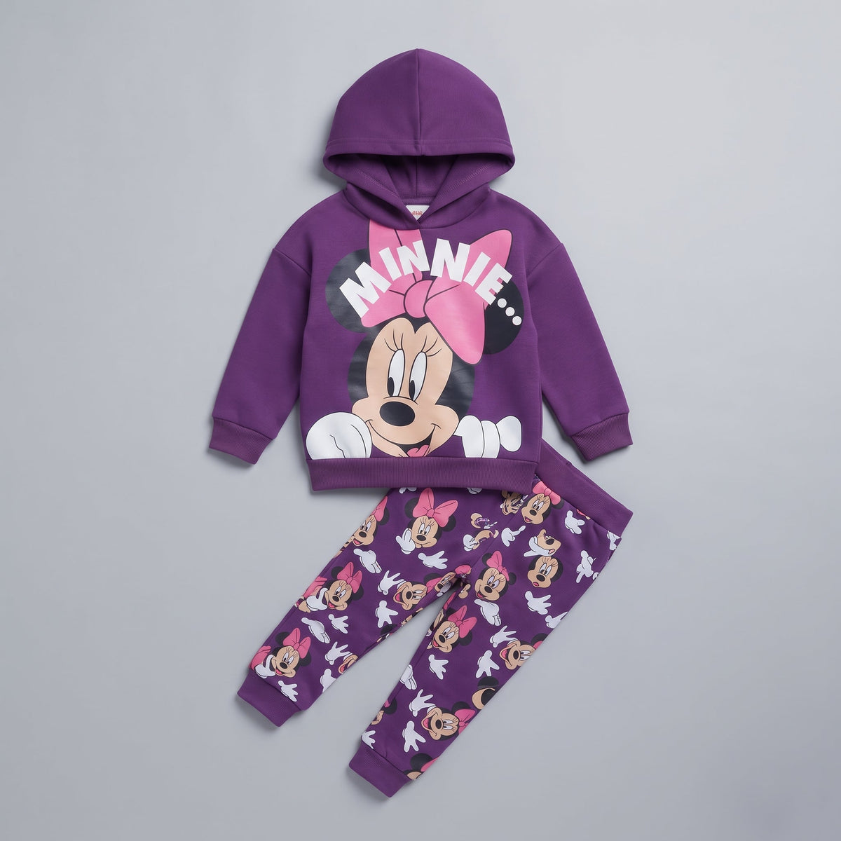 Conjunto EmpiBy de 2 piezas para niña, sudadera morada con capucha de Minnie Mouse y pantalón jogger estampado.