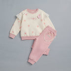 Conjunto EmpiBy de dos piezas para niña con sudadera crema de corazones, encaje y pantalón rosa con bolsillo corazón.