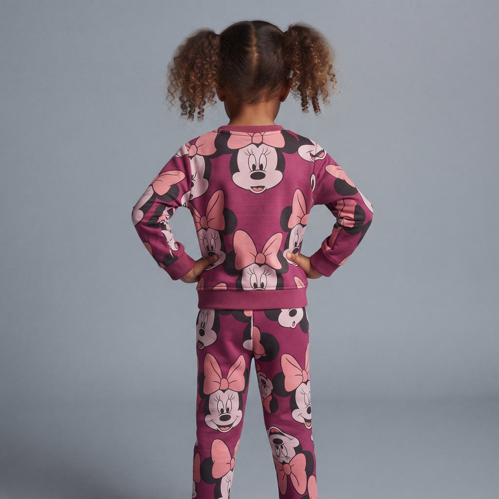 Conjunto EmpiBy de dos piezas para niña con estampado integral de Minnie Mouse en color fucsia, vista trasera.