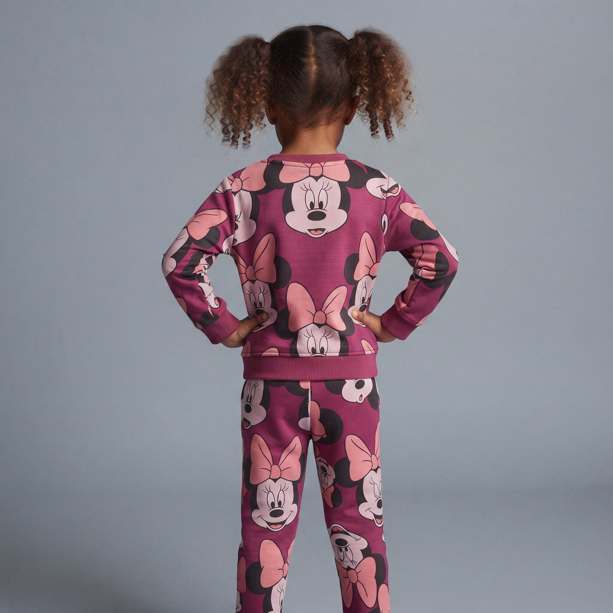 Conjunto EmpiBy de dos piezas para niña con estampado integral de Minnie Mouse en color fucsia, vista trasera.