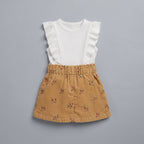 Conjunto EmpiBy de 2 piezas para niña con falda de pana mostaza floral y camiseta blanca de canalé con volantes