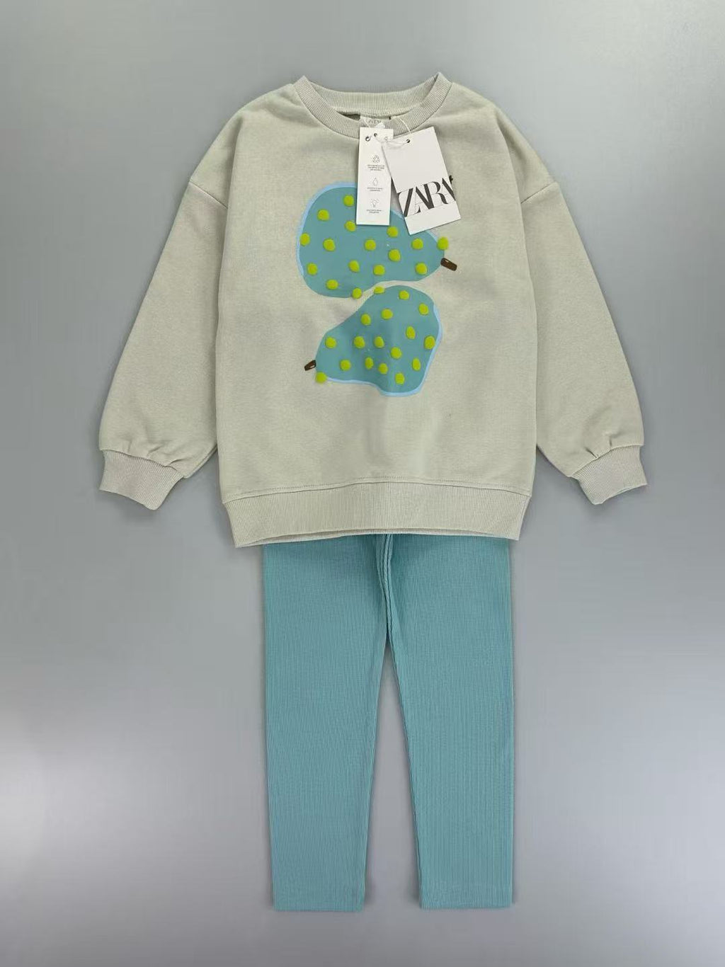 Conjunto EmpiBy para niña con sudadera beige de frutas y leggings acanalados en color azul claro