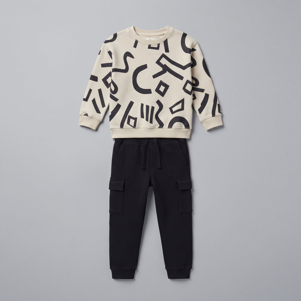 Conjunto EmpiBy de dos piezas para niño con sudadera marfil de estampado abstracto negro y pantalón jogger cargo