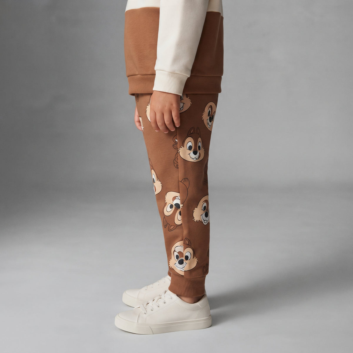Conjunto de dos piezas EmpiBy para niño con estampado de Chip y Dale en pantalón jogger marrón y sudadera bicolor
