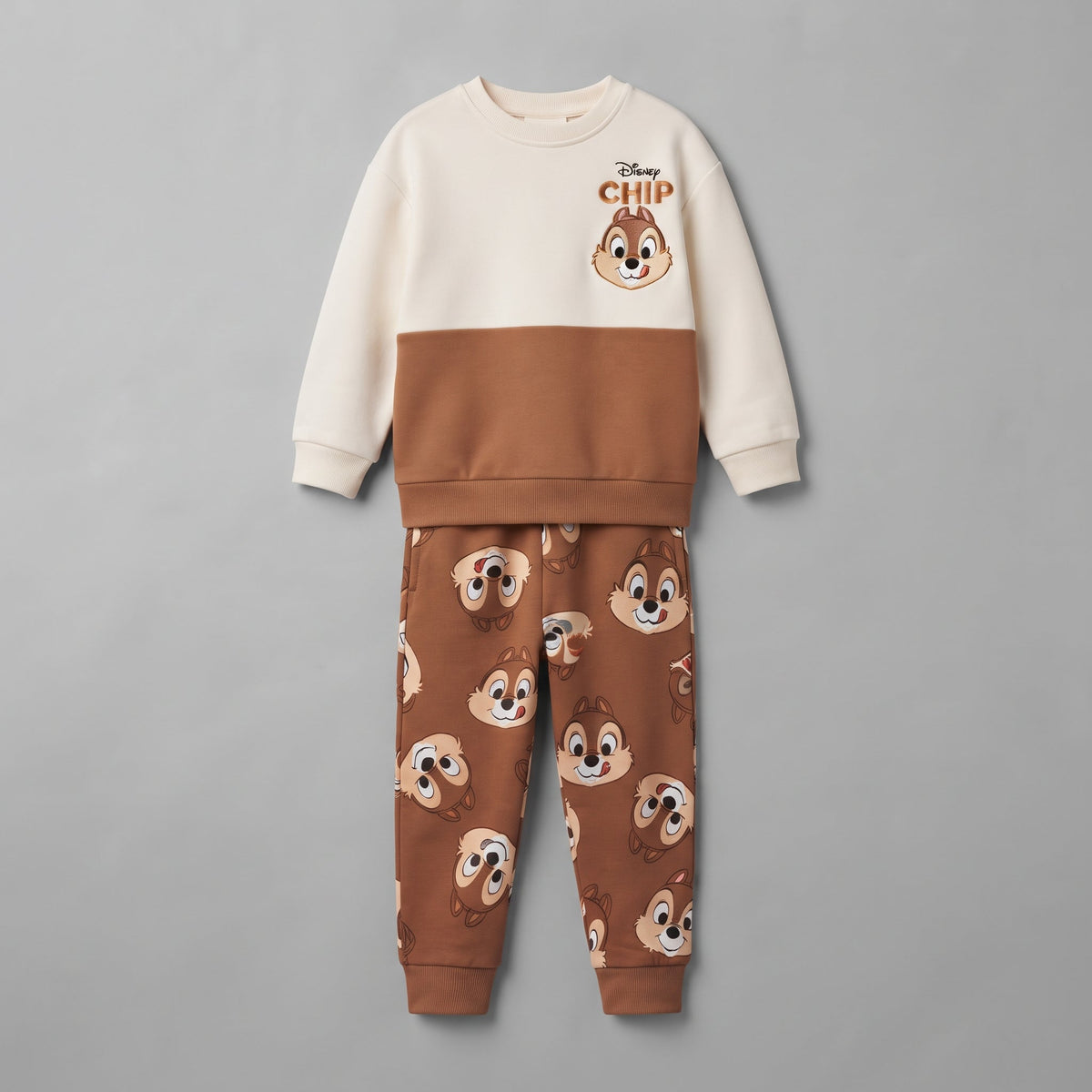 Conjunto EmpiBy de dos piezas para niño con sudadera bicolor y pantalón jogger estampado de Chip y Dale de Disney