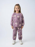 Niña sonriente vistiendo conjunto de sudadera y pantalón EmpiBy color malva con estampado de Daisy Duck